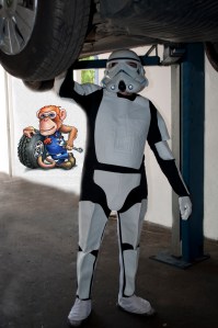 Grease Monkey Stormtrooper, doar o zi obisnuita in atelierul auto
